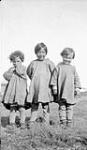 Deux enfants métis et une fillette inuite au pensionnat All Saints, Shingle Point, Yukon 1930