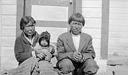 Kidlapic (Lucas), Ruth and daughter, Southampton Island, N.W.T., Aug. 8, 1932 8 Aug. 1932.