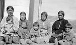 Des femmes et des enfants à l'extérieur de l'église anglicane de Lake Harbour, dans les Territoires du Nord Ouest, le 14 juillet 1932 14 Juillet 1932