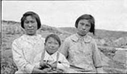 Unidentified Inuit girls and boy at Kimmirut Juillet 1934.