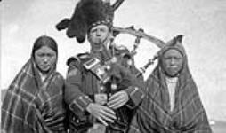 Robert Hannah jouant de la cornemuse en compagnie de deux jeunes inuites, Cape Smith, T.N.-O. [Nunavut], 30 juillet 1934 30 July 1934.