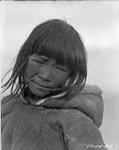 Garçon autochtone, Pond Inlet, côté Nord-Est de Île de Baffin, vers 1924. [Atigilik porte une tunique en peau de caribou doublée de fourrure.] 1924