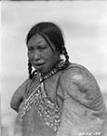 Femme Innue, Pond Inlet, Île de Baffin,  T.N.-O., vers 1924. / [Ikkarrialuk, épouse de Tupirngaq et mère de Qillaq.] 1924