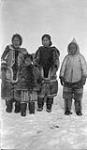 Une Grand-mère, sa fille et son petit-fils, Autochtones de la baie Cumberland (T.N.-O.), vers 1937 1937