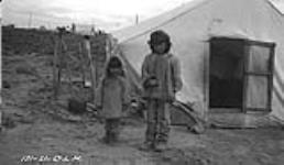 [Children in Tsiigehtchic, ca. 1921] Original title: Arctic Red [River, N.W.T.] Eskimo children, ca. 1921 1921