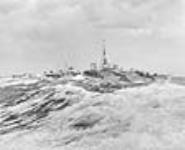 Le NCSM SWANSEA naviguant sur une mer agitée, au large des Bermudes Jan. 1944