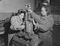 Personnel of the Canadian Women's Army Corps serving as vehicle mechanics 3 avril 1942