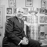 Clarence Campbell, président de la Ligue nationale de hockey et la Coupe Stanley 1957.