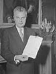 Le Premier ministre John G. Diefenbaker avec "déclaration des droits" 5 septembre 1958.