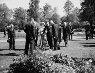 Sa Majesté le roi George VI et Sa Majesté la reine Élisabeth aux jardins botaniques; à droite, on voit le très honorable W.L.M. King 15 June 1939