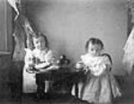 Ian A. Ross (left) and Eugenia M. Ross having tea/Ian A. Ross (gauche) et Euegenia M. Ross durant le thé ca. 1898