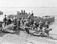 Personnel du Corps de santé royal canadien traitant des "blessés" lors d'une répétition en Angleterre du raid devait avoir lieu à Dieppe ca août 1942