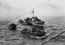Péniches de débarquement s'éloignant d'un torpilleur afin qu'elles puissent commencer leur approche des plages durant le raid sur Dieppe 19 Aug. 1942