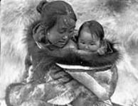 Alice (?) Nuvalinga (Nyla) and child 1920-1921.
