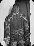 Inuit des îles Belcher vêtu d'un parka en peau de canard eider, les plumes tournées vers l'extérieur (JBD-61) 1915-1916.