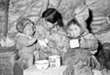 [(De gauche à droite) : Pemik, Yarat et sa fille Catherine Kopak.] 1949-1950