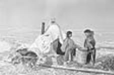 [Yarat (à gauche) et Aiyaut (à droite) en train de préparer leur campement près d'un étang ou d'un lac.] [1949-50]