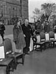 Shirley Temple et le très honorable W.L. Mackenzie King, à la cérémonie d'ouverture officielle de la 7e Campagne d'emprunts de la Victoire 21 oct. 1944