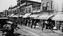 Soldats du Corps expéditionnaire canadien de retour au pays, défilant dans la ville 1919