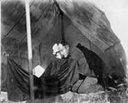 The Camp Photographer (Dr. W.H. Ellis) after changing plates/Le photographe de campement (Dr. W.H. Ellis) vient de changer les plaques 1897
