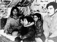 Qumangaapik, Pond Inlet, Île de Baffin, T.N.-O. [De gauche à droite : Arnakallak et les membres de sa famille, Qaumajuq, Piipi Nasaq, onathan Arnakallak et Rhoda.] [1940-1944]