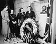 Dévoilement d'un buste commémoratif d'Agnes MacPhail, Chambre des communes, Édifices du Parlement 8 March 1955