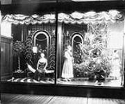 Une vitrine de Noël du magasin Hbc, à Vancouver, en Colombie-Britannique, 1916 1916