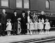 Les quintuplées Dionne, leurs parents, leurs infirmières et leur tuteur 1939
