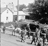[Marche de l'ordre d'Orange, Metcalfe, Ontario, le 12 juillet aux environs de 1930.] n.d.