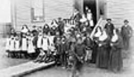 Groupe de religieuses et d'élèves autochtones vers 1890