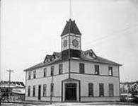 Government building built by Public works Department occupied by Post Office, Customs, Court, Crown Lands and Mining Recorder. White Horse, [Yukon, n.d.] 1901-1920