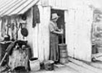 [Unidentified woman with churn near Long Branch, Ont.]/Femme inconnue avec une baratte près de Long Branch, Ont 1893