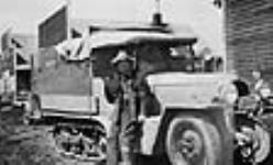 Tommy Wilde de l'expédition Bedaux, qui s'est rendue sur le continent subarctique canadien et dans le nord de la Colombie- Britannique, avec un des véhicules semi-chenillés Citroen utilisés pour cette expédition July 1934