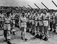 His Majesty King George VI inspecting the 2nd Medium Regiment, Royal Canadian Artillery (R.C.A.), Italy, July 1944 juil. 1944