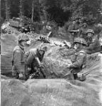 Le personnel de tir d'un mortier de trois pouces (7,62 cm) de la Compagnie d'appui, le Regina Rifle Regiment [c.a. June 9, 1944]