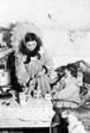 Femme Inuit qui prepare un repas 1949