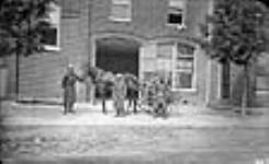 Parkdale fire brigade at hall with reel/Pompiers avec dévidoir à la caserne de Parkdale, Toronto, Ont 1888