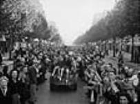 Crowds in Paris welcoming troops 25 Aug. 1944