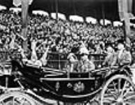 L'arrivé de leurs majestés le roi George VI et de la reine Elizabeth, dans le chariot d'état, en face de la tribune au parc Lansdowne 19 May 1939
