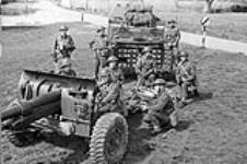 Personnel of the 1st Field Regiment, Royal Canadian Horse Artillery (R.C.H.A.) with a 25-pounder Howitzer field gun during field exercises, Barham, England, 10 April 1942 April 10, 1942.