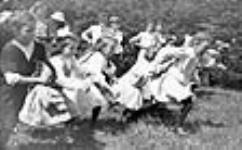 The Girls Race/Course de jeunes filles ca. 1908-1913
