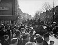 Crowd welcoming the Stormont, Dundas and Glengarry Highlanders of Canada to Leeuwarden 16 Apr. 1945