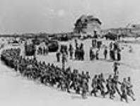 Personnel allemand capturé le jour J, s'embarquant pour l'Angleterre c.a. 6 June 1944