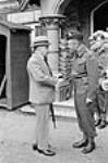 Rt. Hon. W.L. Mackenzie King talking with Major-General G.R. Pearkes during a visit to the 1st Canadian Infantry Division 26 août 1941