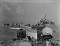 Bâtiments d'assaut de débarquement partant du NCSM PRINCE HENRY durant un exercice d'entraînement mai 1944