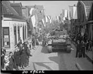Civilians greet Canadian troops of the Fort Garry Horse and the Régiment de Maisonneuve 9 avril 1945