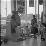 Maneige d'amusement pour enfants au supermarché Dominion juin 1960