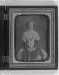 Dame non-identifiée vêtue d'une robe de grande occasion et parée de bijoux retouchés par le photographe vers 1859-1860