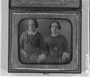 Deux adolescentes vêtues et coiffées de fa(LAL)on presqu'identiques vers 1858