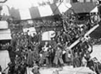Des troupes canadiennes reviennent d'Europe à bord du Navire de sa Majesté OLYMPIC, à Halifax, en Nouvelle-Écosse, vers 1919 Vers 1919